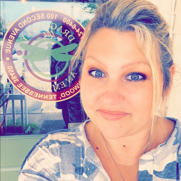 Meet your Posher, Lori - Picture 2 of 3